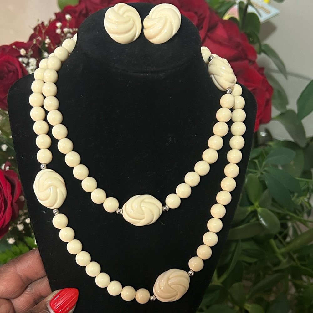 Vintage Avon Cream and Gold Beaded Necklace and Earrings Set